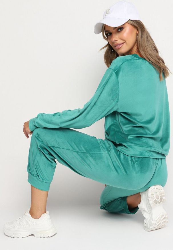 Born2be - Zielony Welurowy Komplet Dresowy Bluza z Trójkątnym Dekoltem i Spodnie z Kieszeniami Onchia. Kolor: zielony. Materiał: dresówka, welur