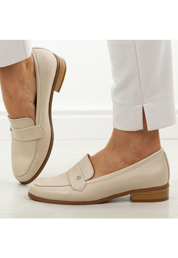 POTOCKI - Beżowe mokasyny damskie Potocki 12786. Okazja: na co dzień, na spotkanie biznesowe. Kolor: beżowy. Materiał: skóra. Szerokość cholewki: normalna. Wzór: aplikacja. Sezon: wiosna, jesień, lato. Obcas: na płaskiej podeszwie. Styl: casual, biznesowy, elegancki, klasyczny