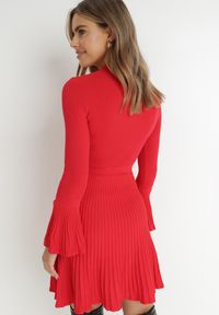 Born2be - Czerwona Sukienka Taliowana z Falbankami Marius. Okazja: na co dzień, do pracy. Typ kołnierza: kołnierz z falbankami. Kolor: czerwony. Materiał: wiskoza. Typ sukienki: proste. Styl: klasyczny, casual #6