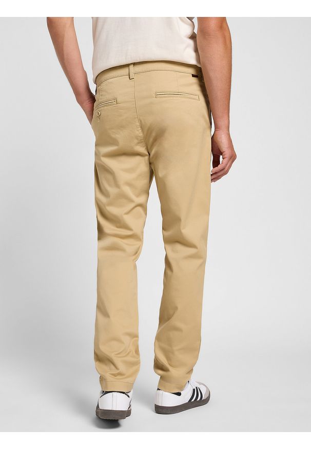 Lee - LEE MĘSKIE SPODNIE MATERIAŁOWE LEE SLIM CHINO SAND 112363970. Materiał: materiał