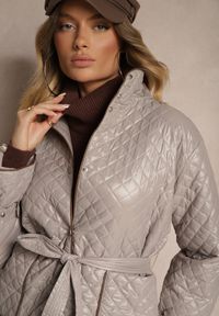Renee - Beżowa Kurtka Ozdobiona Pikowaniem i Paskiem Zeriala. Okazja: na co dzień. Kolor: beżowy. Materiał: jeans. Wzór: aplikacja. Styl: klasyczny, casual