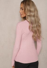 Renee - Jasnoróżowy Prążkowany Sweter z Bawełną Ozdobiony Cyrkoniami Romilea. Okazja: na co dzień, na imprezę. Kolor: różowy. Materiał: prążkowany, bawełna. Długość rękawa: długi rękaw. Długość: długie. Wzór: aplikacja. Styl: casual, elegancki, klasyczny #2