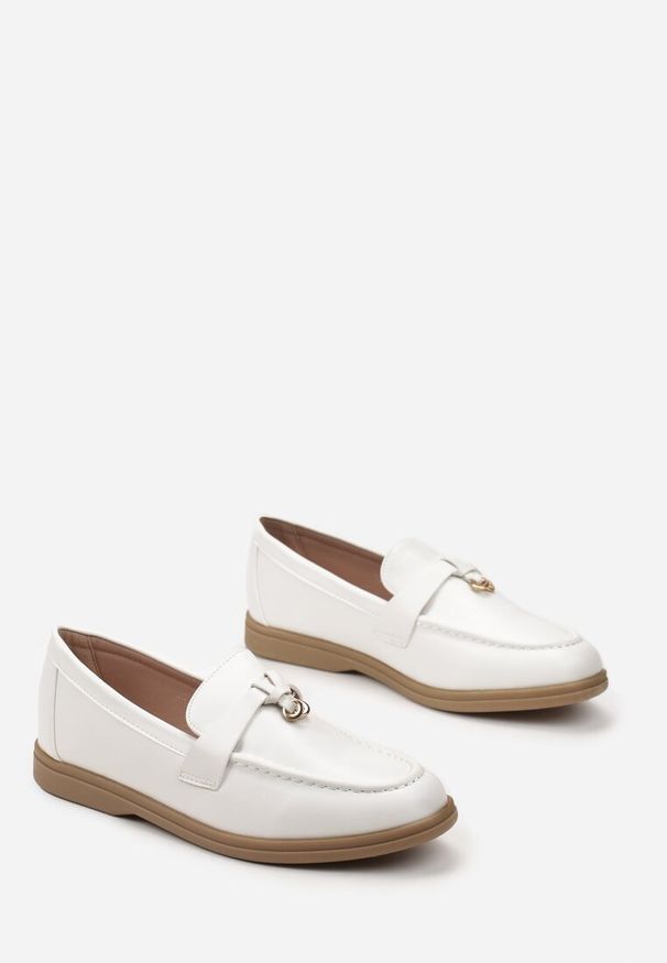 Renee - Białe Mokasyny z Imitacji Skóry z Minimalistyczną Zawieszką Biaha. Okazja: na spotkanie biznesowe, do pracy. Kolor: biały. Materiał: skóra. Styl: elegancki, biznesowy