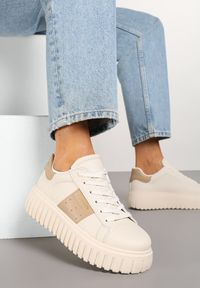 Renee - Beżowe Sneakersy na Tłoczonej Platformie Ozdobione Pasem Eleandelle. Okazja: na co dzień. Zapięcie: sznurówki. Kolor: beżowy. Materiał: jeans. Wzór: aplikacja. Obcas: na platformie #1