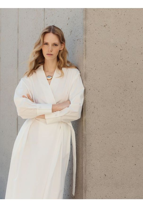 Reserved - Koszulowa sukienka z paskiem - biały. Kolor: biały. Materiał: bawełna. Typ sukienki: koszulowe