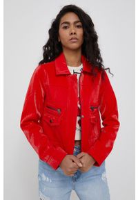Desigual kurtka damska kolor czerwony przejściowa. Okazja: na co dzień. Kolor: czerwony. Materiał: materiał. Wzór: gładki. Styl: casual