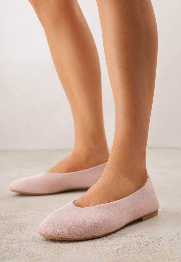 Renee - Różowe Balerinki z Imitacji Zamszu w Stylu Basic Saraphiele. Okazja: na randkę. Kolor: różowy. Materiał: zamsz