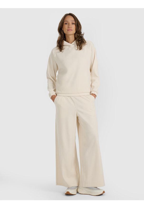 4f - 4F Bluza dresowa nierozpinana z kapturem damska - biała XL. Okazja: na co dzień. Typ kołnierza: kaptur. Kolor: biały. Materiał: dresówka. Styl: casual