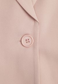 Renee - Ciemnoróżowa Marynarka z Ozdobną Imitacją Kieszeni Nilzedi. Okazja: na co dzień, do pracy, na spotkanie biznesowe. Kolor: różowy. Styl: klasyczny, casual, biznesowy, elegancki #4