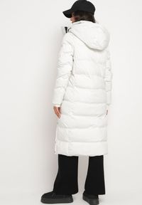 Born2be - Biała Długa Kurtka z Kapturem Ściągaczami i Dołem Zapinanym na Napy Sialinnor. Okazja: na co dzień. Typ kołnierza: kaptur. Kolor: biały. Materiał: jeans. Długość: długie. Styl: casual, elegancki #3