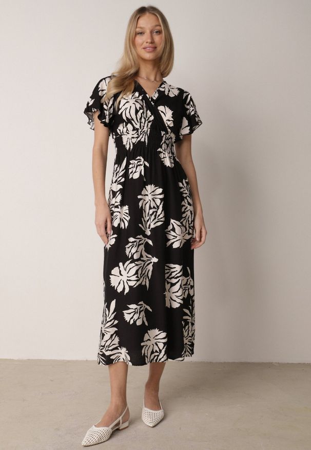 Born2be - Czarna Wiskozowa Sukienka o Rozkloszowanym Kroju z Kopertowym Dekoltem Morgassa. Okazja: na co dzień. Kolor: czarny. Materiał: wiskoza. Wzór: kwiaty. Sezon: lato. Typ sukienki: kopertowe. Styl: casual, klasyczny