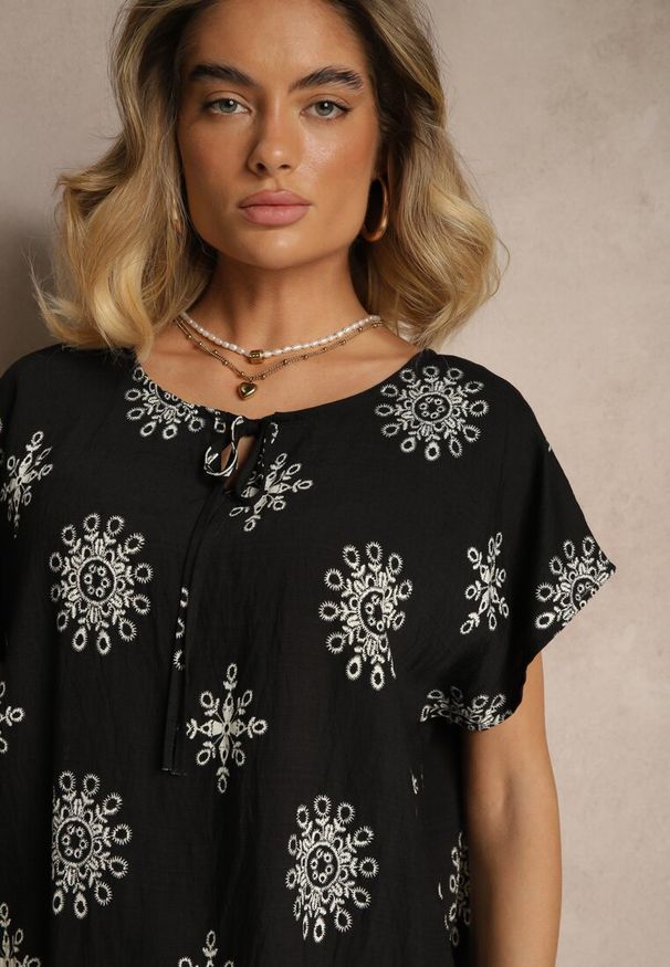 Renee - Czarna Bluzka z Wiskozą z Krótkim Rękawem Zdobiona Wiązaniem i Wzorem Boho Dannilsa. Okazja: na co dzień. Kolor: czarny. Materiał: wiskoza. Długość rękawa: krótki rękaw. Długość: krótkie. Wzór: aplikacja. Sezon: lato. Styl: boho