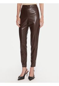 Guess Spodnie z imitacji skóry W4BB18 WGIK0 Brązowy Slim Fit. Kolor: brązowy. Materiał: syntetyk #1