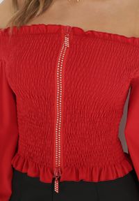 Born2be - Czerwona Marszczona Bluzka Hiszpanka z Suwakiem z Cyrkoniami Leanny. Typ kołnierza: dekolt hiszpanka. Kolor: czerwony #4
