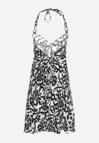 Born2be - Czarno-Biała Rozkloszowana Sukienka na Ramiączkach Wiązana na Szyi z Dekoltem w Serek Beviana. Okazja: na co dzień. Typ kołnierza: dekolt w serek. Kolor: czarny. Materiał: skóra, bawełna, materiał. Długość rękawa: na ramiączkach. Styl: klasyczny, casual, elegancki #2