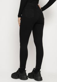 Born2be - Czarne Jeansy Skinny Bawełniane Push-Up Torialdia. Okazja: na co dzień. Stan: podwyższony. Kolor: czarny. Styl: elegancki, casual #4