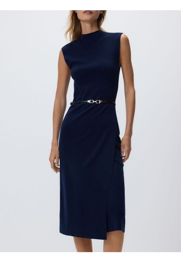 Reserved - Sukienka z paskiem - granatowy. Kolor: niebieski. Materiał: dzianina. Wzór: gładki. Typ sukienki: proste