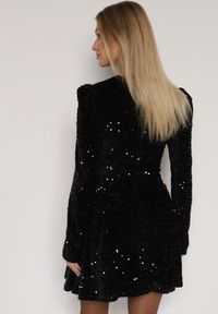 Born2be - Czarna Cekinowa Sukienka Koktajlowa z Geometrycznymi Ramionami Reffera. Okazja: na imprezę. Kolor: czarny. Długość rękawa: długi rękaw. Wzór: geometria. Typ sukienki: rozkloszowane. Styl: wizytowy #5