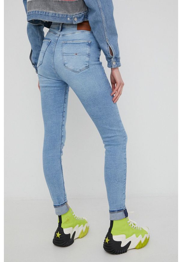 Tommy Jeans jeansy SYLVIA BF1232 damskie high waist. Stan: podwyższony. Kolor: niebieski