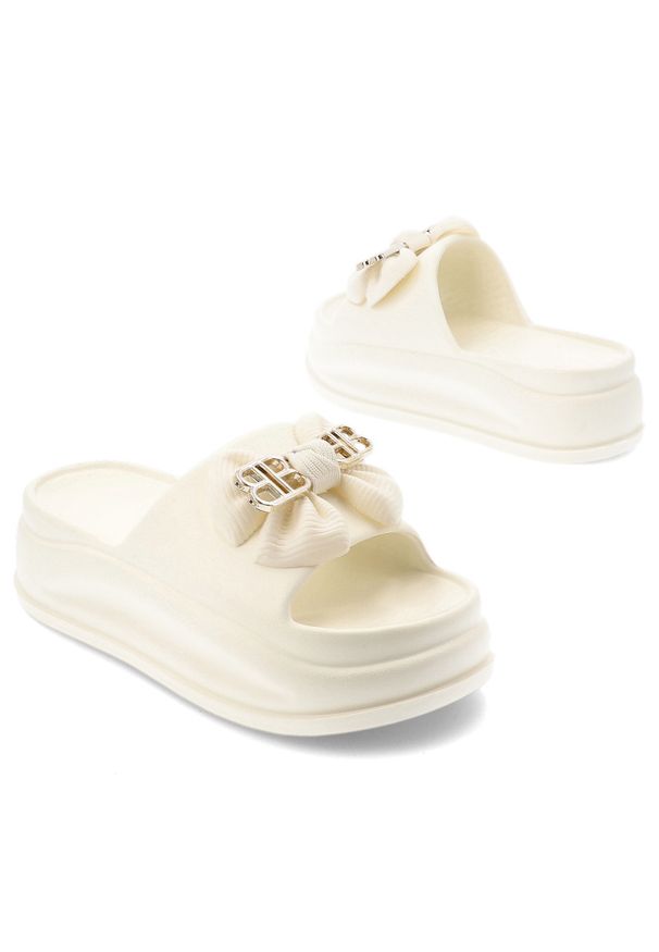 Klapki damskie Filippo, na wysokiej platformie z tworzywa z ozdobną kokardą, beżowe, DK7473-25-BE. Okazja: na co dzień. Kolor: beżowy. Wzór: aplikacja. Obcas: na platformie. Styl: casual, elegancki