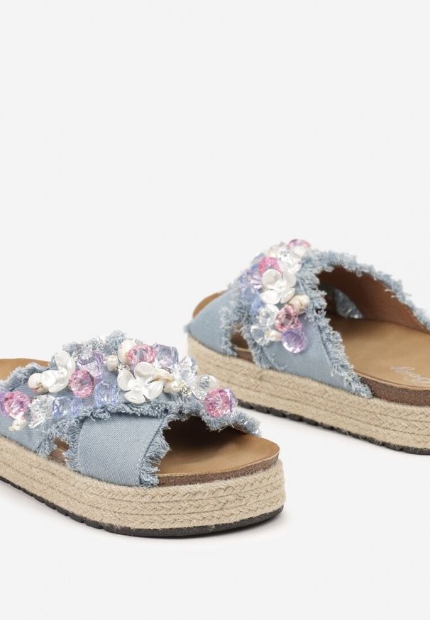 Renee - Jasnoniebieskie Klapki na Platformie w Stylu Boho z Aplikacjami i Plecionką Rissona. Okazja: na co dzień. Nosek buta: otwarty. Kolor: niebieski. Materiał: jeans. Wzór: aplikacja. Sezon: lato. Obcas: na platformie. Styl: boho