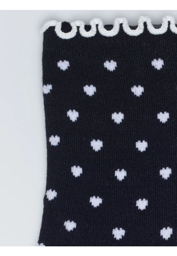 Big-Star - Skarpety damskie długie w białe serduszka czarne Hartisa 906. Kolor: czarny. Materiał: wiskoza