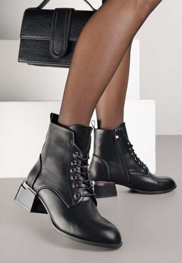 Born2be - Czarne Sznurowane Botki Vices na Obcasie Klocku z Geometrycznym Zdobieniem Falassea. Okazja: na co dzień. Kolor: czarny. Materiał: koronka. Wzór: geometria, aplikacja. Obcas: na obcasie. Styl: elegancki, casual. Wysokość obcasa: średni
