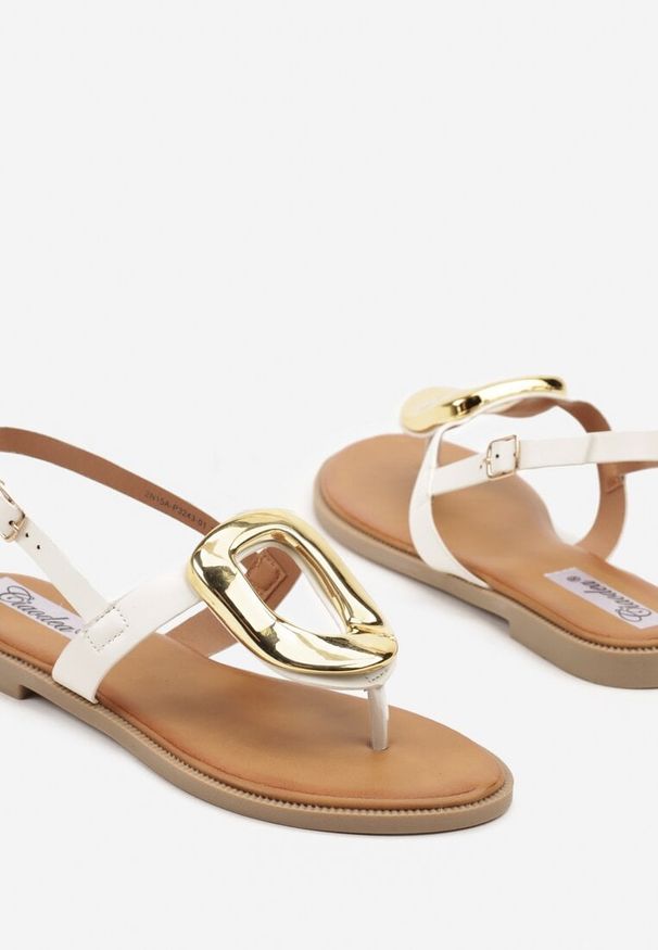 Renee - Białe Sandały z Metaliczną Ozdobą Novielisa. Okazja: do pracy, na co dzień, na randkę. Zapięcie: sprzączka. Kolor: biały. Materiał: jeans. Wzór: aplikacja. Sezon: lato. Styl: elegancki, casual