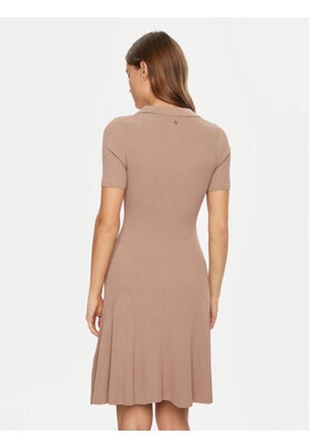 Guess Sukienka dzianinowa W5RK18 Z2U00 Beżowy Regular Fit. Kolor: beżowy. Materiał: syntetyk