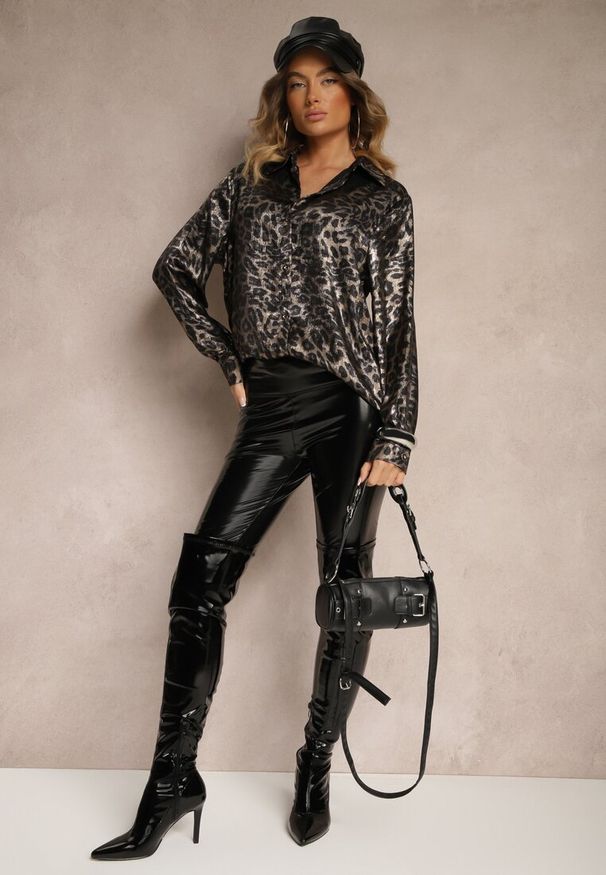 Renee - Czarna Casualowa Koszula w Panterkę Ninetia. Okazja: na co dzień. Typ kołnierza: dekolt w serek. Kolor: czarny. Materiał: jeans. Długość rękawa: długi rękaw. Długość: długie. Wzór: motyw zwierzęcy. Styl: casual
