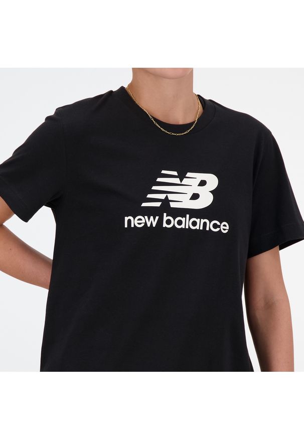 Koszulka damska New Balance WT41502BK – czarna. Kolor: czarny. Materiał: bawełna. Wzór: napisy