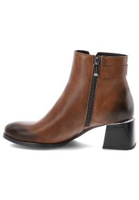 Brązowe Botki Armodo Klasyczne Eleganckie Obuwie Damskie. Okazja: na co dzień. Zapięcie: pasek. Kolor: brązowy. Szerokość cholewki: normalna. Wzór: gładki. Materiał: materiał. Sezon: zima, jesień. Obcas: na obcasie. Styl: klasyczny, elegancki. Wysokość obcasa: średni #7
