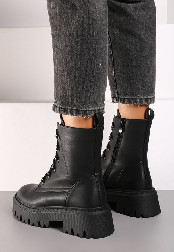 Renee - Czarne Sznurowane Botki Typu Worker na Masywnej Podeszwie Veranda. Okazja: na co dzień. Kolor: czarny. Materiał: jeans, skóra. Styl: casual