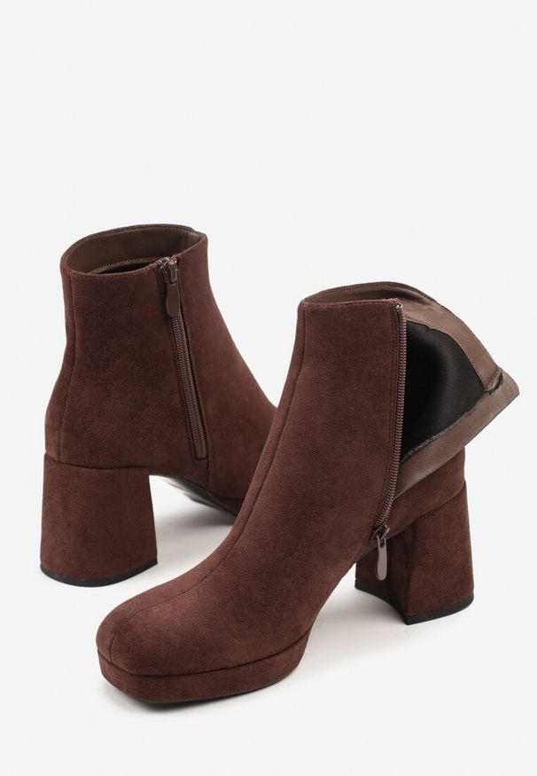 Renee - Brązowe Botki Vices do Kostki z Imitacji Zamszu na Słupkowym Obcasie Vedvira. Okazja: na co dzień. Kolor: brązowy. Materiał: zamsz. Obcas: na obcasie. Styl: elegancki, casual. Wysokość obcasa: średni