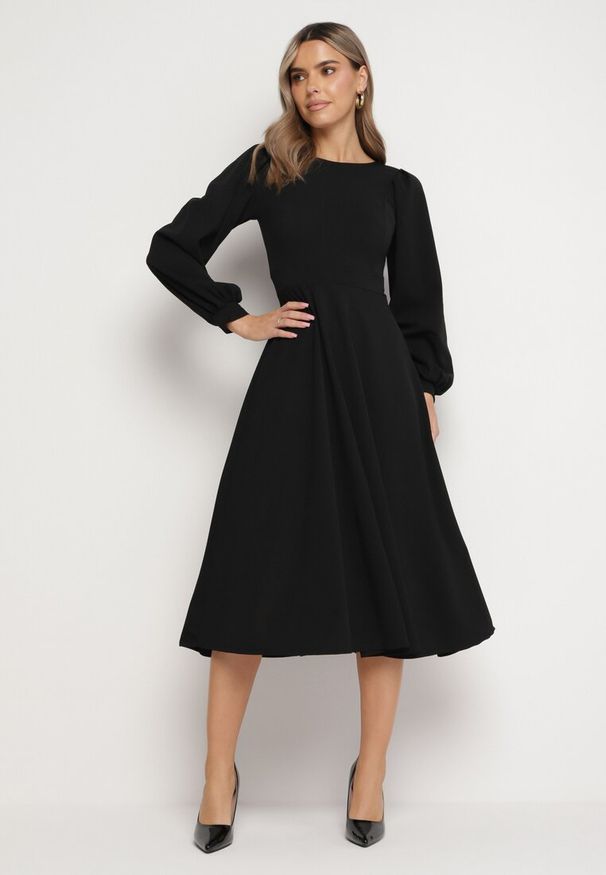 Born2be - Czarna Rozkloszowana Midi Sukienka z Eleganckimi Luźnymi Rękawami Samriddhi. Okazja: do pracy. Kolor: czarny. Typ sukienki: rozkloszowane. Styl: elegancki. Długość: midi
