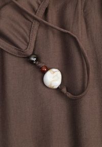 Renee - Ciemnobrązowa Wiskozowa Sukienka Boho o Pudełkowym Kroju na Ramiączkach z Koralikami Aleino. Okazja: na co dzień. Kolekcja: plus size. Kolor: brązowy. Materiał: wiskoza. Długość rękawa: na ramiączkach. Typ sukienki: dla puszystych. Styl: boho #7