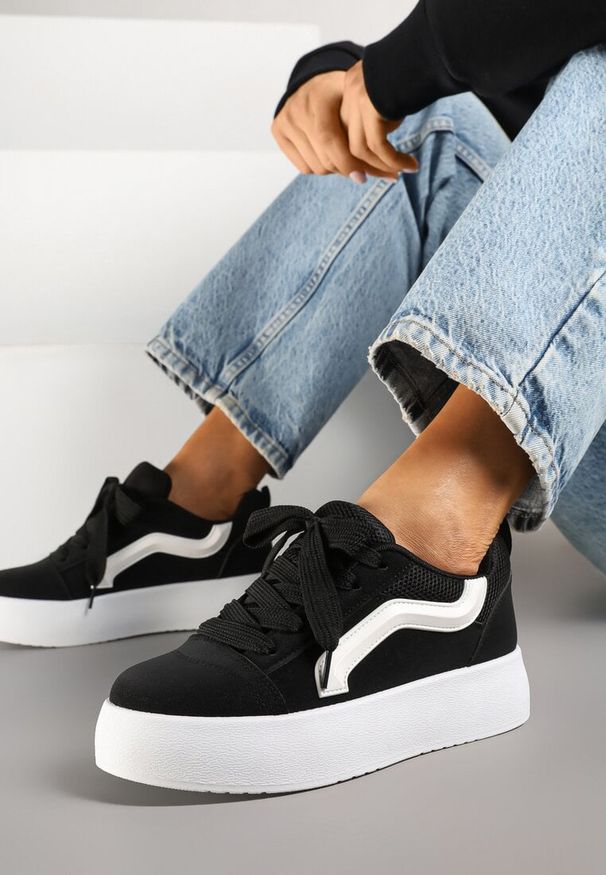 Born2be - Czarne Sneakersy na Grubej Podeszwie z Ozdobnym Paskiem Kornelie. Okazja: na co dzień. Zapięcie: pasek. Kolor: czarny. Materiał: jeans. Wzór: aplikacja