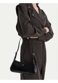 Calvin Klein Torebka Ck Metallic Small Shoulder Bag LV04F3304G Czarny. Kolor: czarny. Materiał: skórzane #1