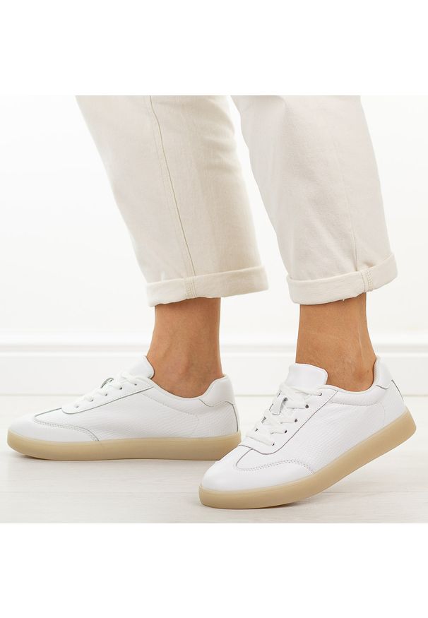 Białe skórzane półbuty damskie Sergio Leone Sp118. Okazja: na spacer, na co dzień. Nosek buta: okrągły. Kolor: biały. Materiał: skóra. Szerokość cholewki: normalna. Sezon: wiosna, lato. Styl: casual, elegancki, klasyczny