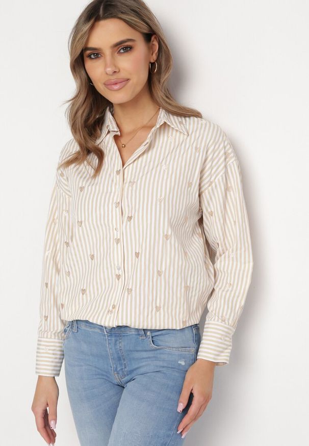 Born2be - Jasnobeżowa Bawełniana Koszula w Paski z Haftowanymi Sercami Larnieka. Kolor: beżowy. Materiał: bawełna. Wzór: haft, paski