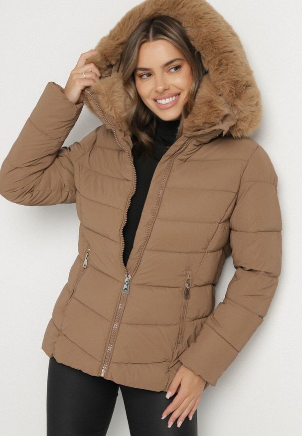 Born2be - Brązowa Taliowana Kurtka z Pikowanymi Przeszyciami i Kapturem z Futerkiem Olennea. Okazja: do pracy, na co dzień, na spotkanie biznesowe. Kolor: brązowy. Materiał: futro. Styl: casual, klasyczny, biznesowy