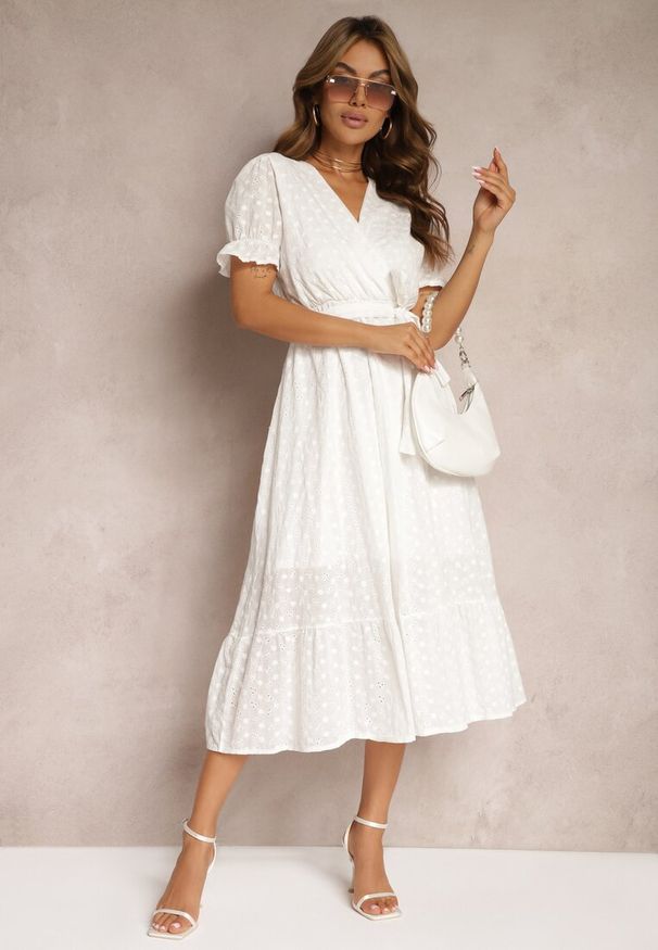 Renee - Biała Sukienka o Rozkloszowanym Kroju z Dodatkiem Bawełny Wiązana Paskiem w Talii Cassavia. Okazja: na imprezę, na co dzień. Typ kołnierza: dekolt w kształcie V. Kolor: biały. Materiał: bawełna. Długość rękawa: krótki rękaw. Typ sukienki: rozkloszowane. Styl: elegancki, casual, wizytowy