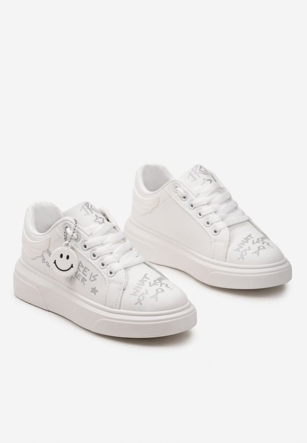 Born2be - Biało-Srebrne Sneakersy z Napisami i Odpinanym Brelokiem z Uśmiechniętą Buźką Namist. Nosek buta: okrągły. Zapięcie: sznurówki. Kolor: biały. Materiał: materiał. Wzór: napisy. Obcas: na obcasie. Wysokość obcasa: niski