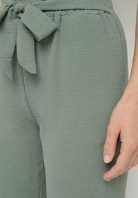 Born2be - Ciemnozielone Spodnie o Szerokim Kroju z Wiązaniem w Talii Saleniela. Okazja: na co dzień. Kolor: zielony. Długość: długie. Styl: klasyczny, casual