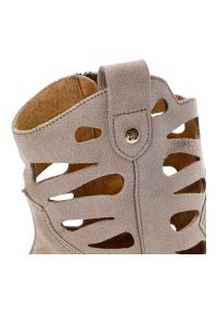 Beżowe Botki Maciejka Stylowe Kowbojki Damskie. Kolor: beżowy. Materiał: zamsz. Obcas: na obcasie. Styl: elegancki. Wysokość obcasa: średni #6