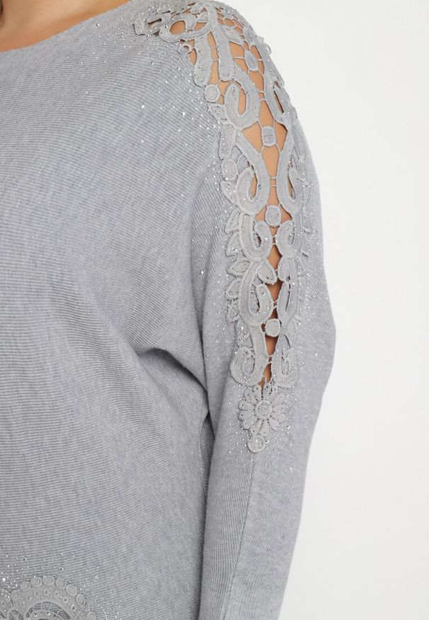 Born2be - Szara Bluzka o Kroju Nietoperza z Bawełną i Wiskozą Zdobiona Cyrkoniami i Haftem Erithias. Okazja: na co dzień. Kolor: szary. Materiał: wiskoza, bawełna. Wzór: aplikacja, haft. Styl: casual