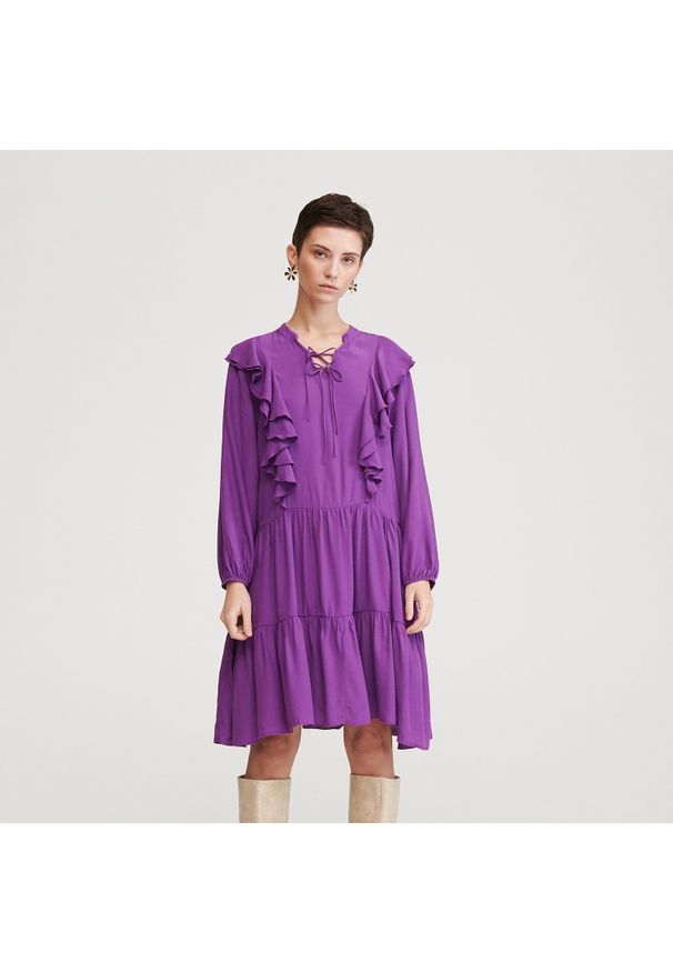 Reserved - Sukienka z falbanami - Fioletowy. Kolor: fioletowy