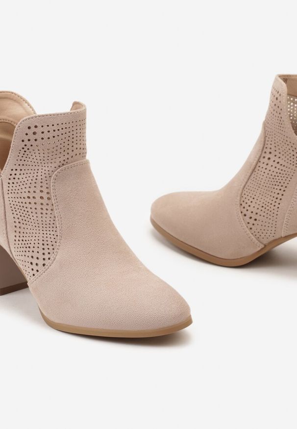 Born2be - Beżowe Ażurowe Botki z Geometrycznym Słupkiem i Skórzaną Wkładką Pieraia. Okazja: na co dzień. Kolor: beżowy. Materiał: skóra. Wzór: geometria, ażurowy. Obcas: na słupku. Styl: wizytowy, casual, elegancki