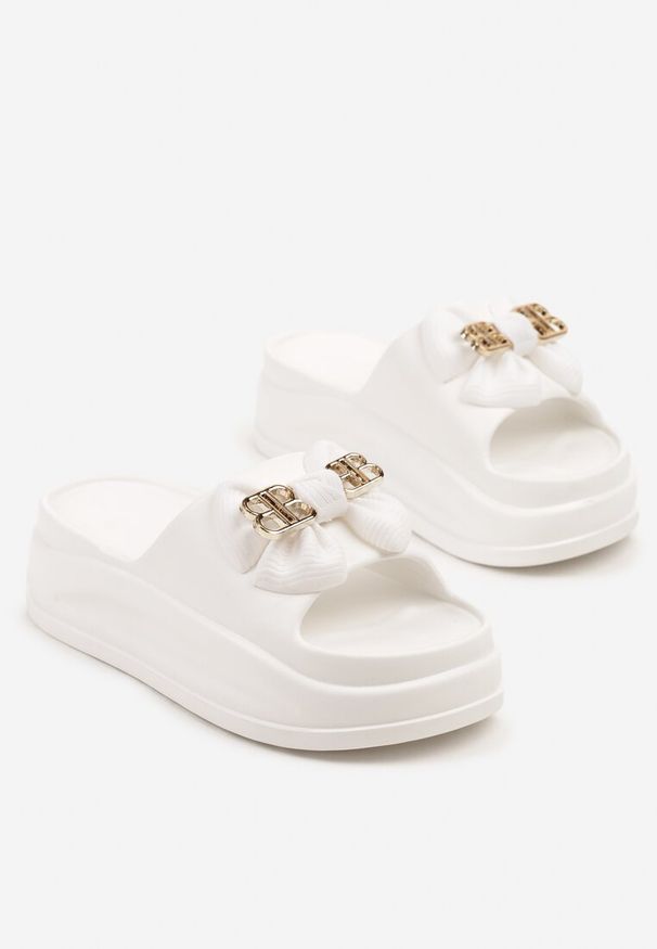 Born2be - Białe Klapki z Kokardką i Metalową Ozdobą Felarella. Okazja: na co dzień. Kolor: biały. Wzór: aplikacja. Sezon: lato. Styl: elegancki, casual