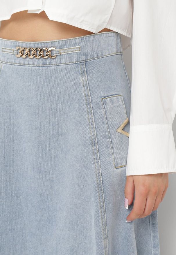 Born2be - Jasnoniebieska Bawełniana Spódnica Jeansowa Maxi Rozkloszowana z Łańcuszkiem Zallire. Kolor: niebieski. Materiał: bawełna, jeans. Styl: boho